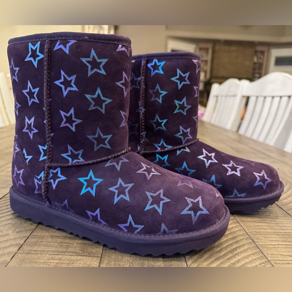 UGG Classic ll Iridescent Stars Boot - Starry Boots Youth/Big Kid Size 6 (NWOT)